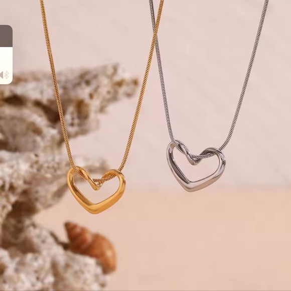 ◾️Stainless Steel Thin Heart Pendant Chain Necklace - Picture 5 of 11